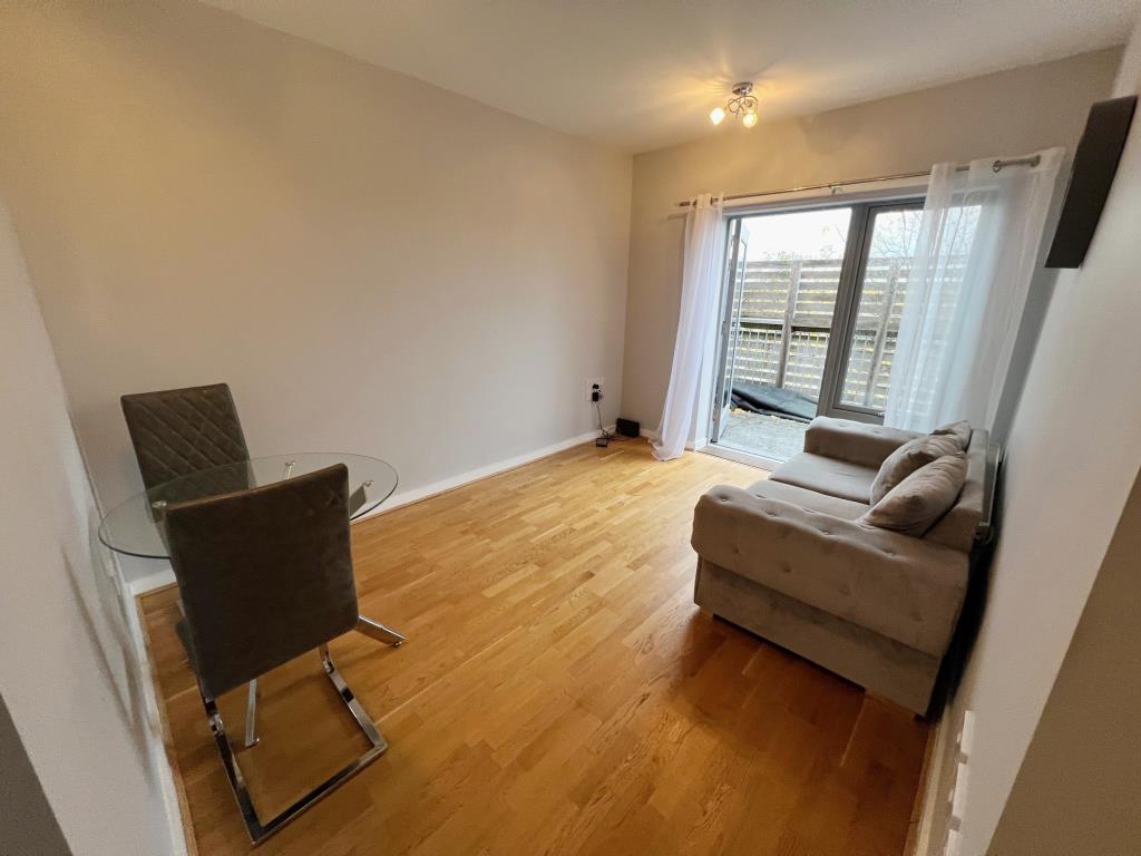 Lot: 107 - ONE-BEDROOM THIRD FLOOR FLAT - Reception area
